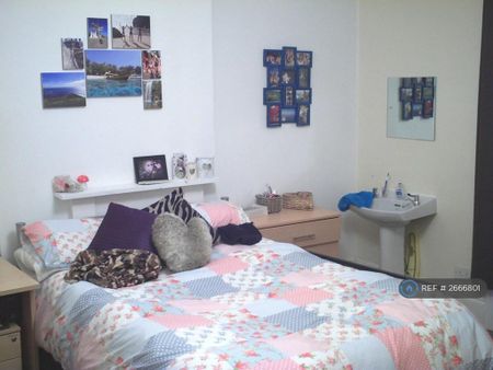 1 bedroom in a house share to rent - Photo 3