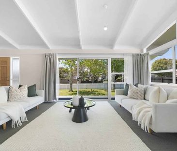 Modern, Sunny & Family Friendly Home - Photo 2