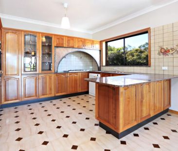 Light-Filled Apartment Offering Comfort and Convenience - Photo 5