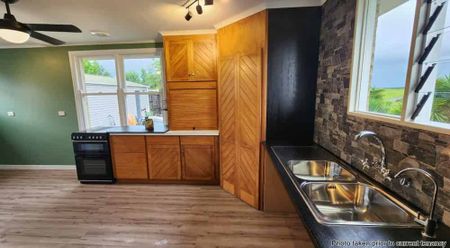 Beautifully Renovated 3-Bedroom Family Home - Photo 2