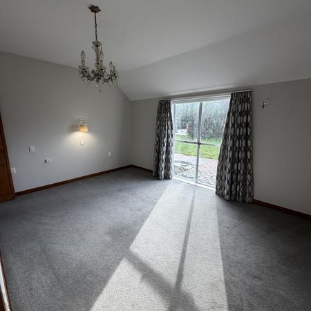 Spacious Seven-Bedroom Home With Ample Garaging - Photo 2
