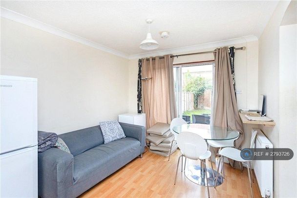 1 bedroom in a house share to rent - Photo 1