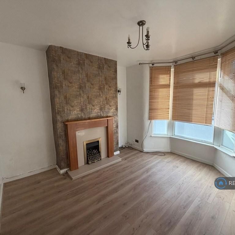 3 bedroom end of terrace house to rent - Photo 1