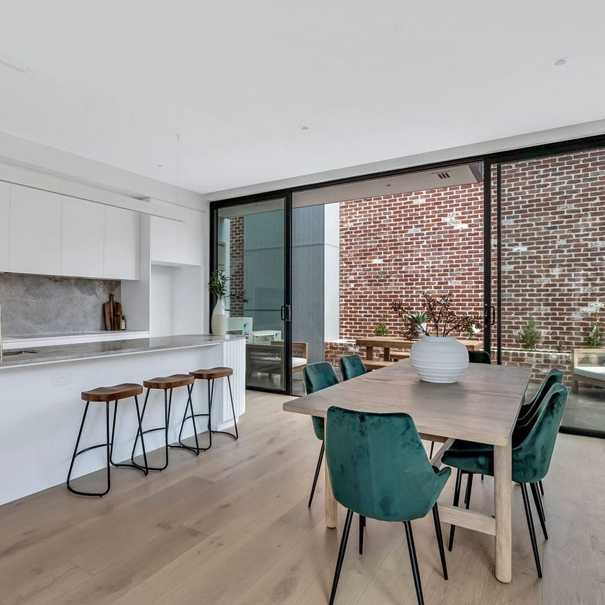 As new Luxe Town home with double lock up garage - Photo 1