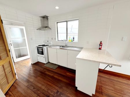 Comfortable 3-Bedroom Home in Quiet Henderson Street - Photo 2