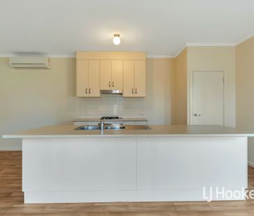 Trendy townhouse living - Photo 4