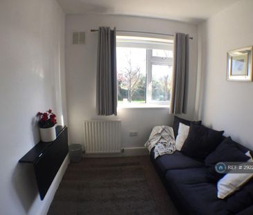 1 bedroom in a house share to rent - Photo 2