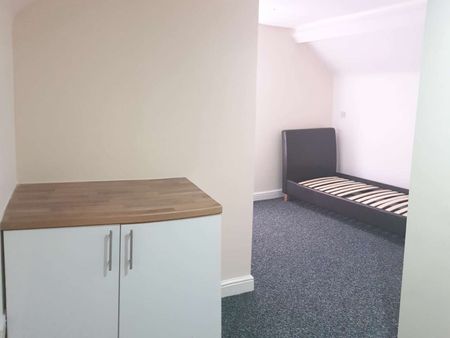 Brand New En-Suite Rooms Near Russell's Hall Hospital Room 2 - Photo 4