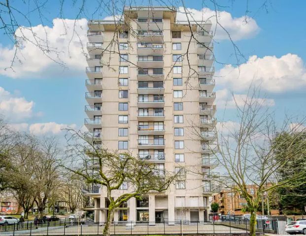 Uniquely Laid Out Renovated Bachelor Apartment with South East Views & Corner Balcony in Heart of West End | 1460 Barclay Street, Vancouver - Photo 1