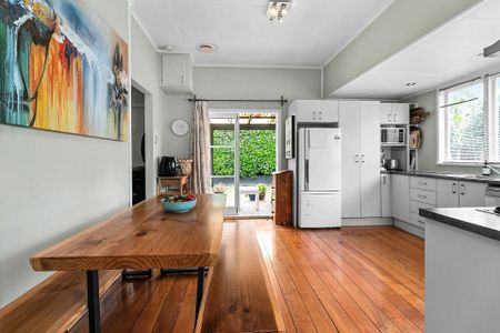 Sun-Drenched Bungalow - Charm, Comfort & Location! - Photo 3