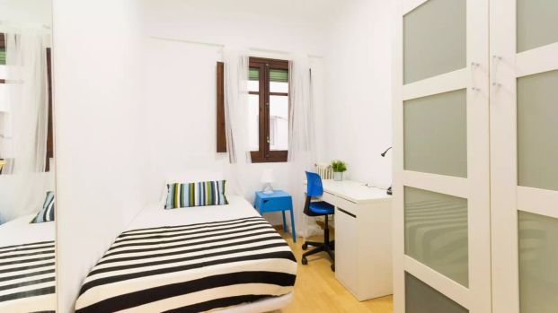 Room in a shared 6-bedroom apartment for rent in Palos de Moguer, suitable for students and professionals - Photo 1