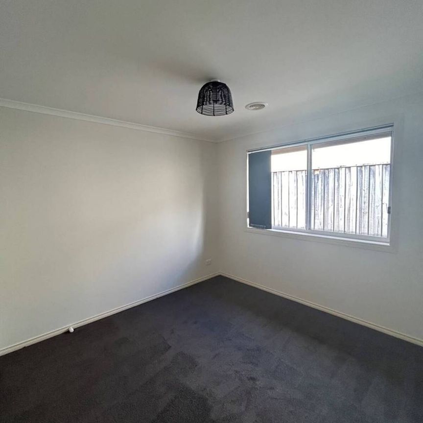 Fresh and clean Four Bedroom Home! Close to schooling, child care, shopping centres, public transport and Monash Freeway. - Photo 1