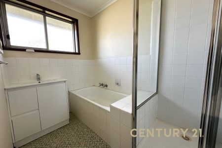 Neat, Bright & Convenient Living in Dandenong North - Photo 5