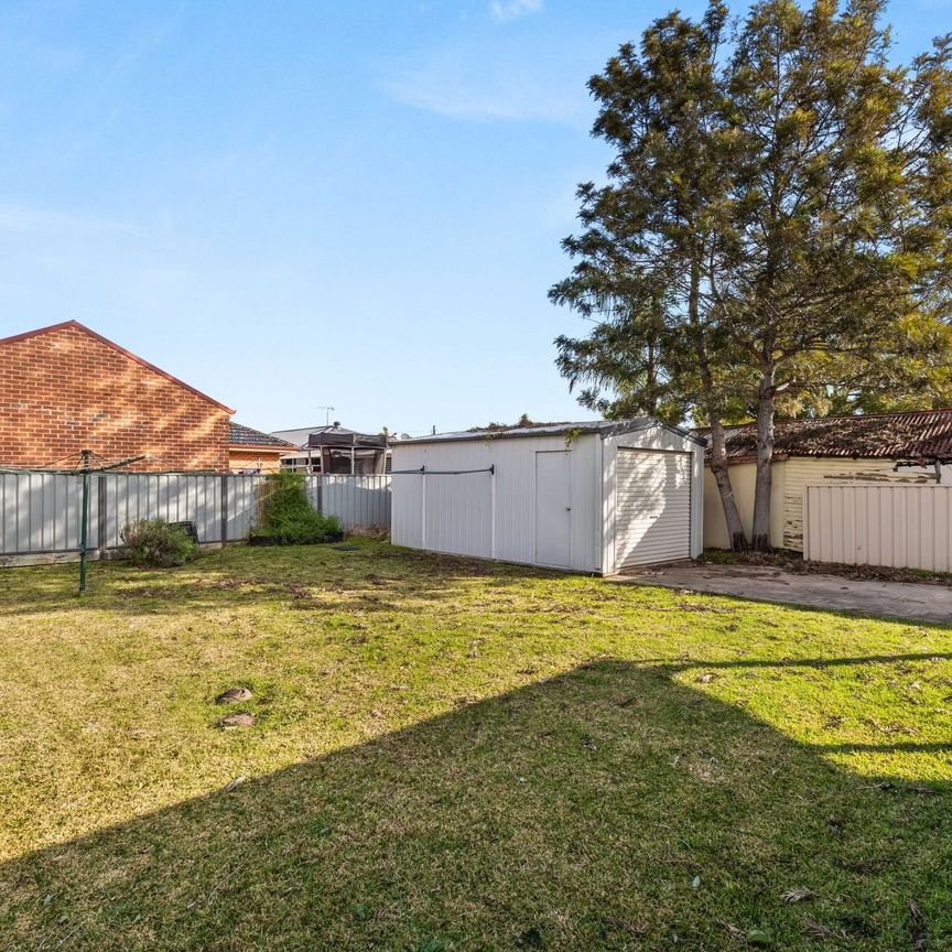 Charming three bedroom cottage combines character with modern - Photo 1