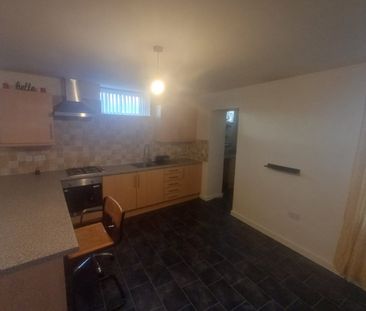 2 bed Flat - To Let - Photo 5