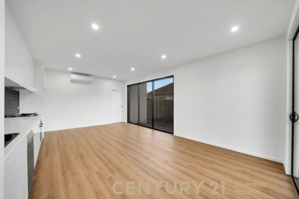 For Rent&colon; Brand New House in Springvale Area - Photo 1