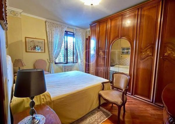 Monteverde Vecchio-Terrace: Furnished 2 Bedroom, 2 Bath, spacious kitchen, living, large private terrace and garden. Bright, silent, near shops, services and transport, located on a quite street in a well kept building. Possible parking. Ref 2375