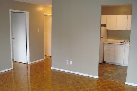 Minutes to Bayshore Shopping Centre; Easy Access to the Queensway - Photo 4