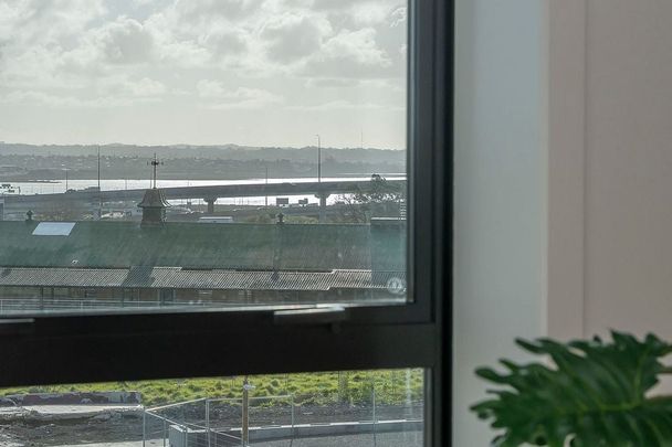 Pet friendly, close to motorways - Photo 1