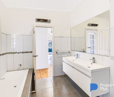 "Spacious & Freshly Updated Home in Convenient North Bendigo" - Photo 6
