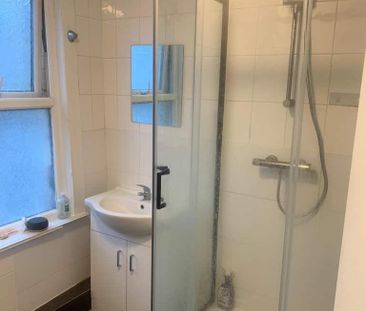 1 bedroom in a house share to rent - Photo 6