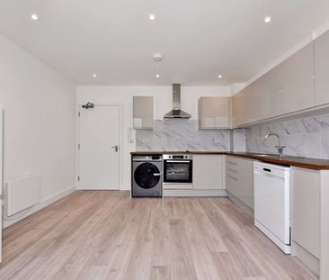 A modern second floor apartment located in the centre of High Wycombe. - Photo 5