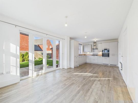 4 bedroom detached house to rent - Photo 1