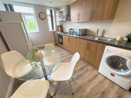 4 bedroom flat to rent - Photo 4