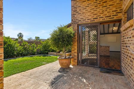 Spacious Villa with Lush Garden Courtyard and Lifestyle Appeal - Photo 3