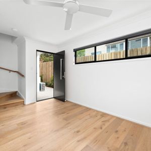 Three-storey Townhouse, Two Garage Spaces, Great Location - Photo 3