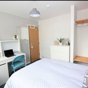 5 Bed Terraced House, Thackeray Road, SO17 - Photo 2