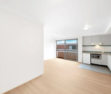 Super convenient location in a quiet block - Photo 1