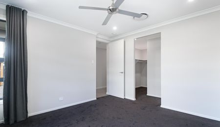 Large Family Home! - Photo 4