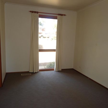Inviting Three Bedroom Home - Photo 3