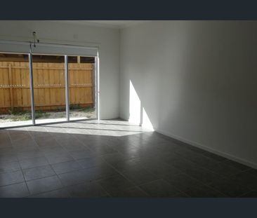 Spacious Modern Townhouse - Photo 2