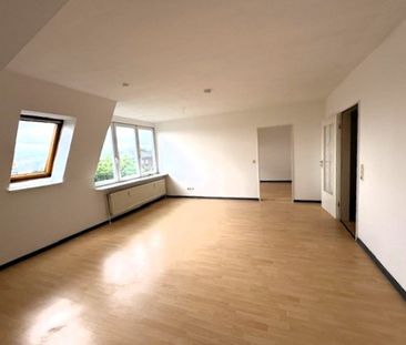 1 MONAT MIETFREI! Schicke Dachgeschosswohnung inkl Einbauküche Brun... - Photo 1