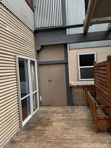 Warehouse Precinct Living: Modern 3-Bedroom Apart - Photo 2