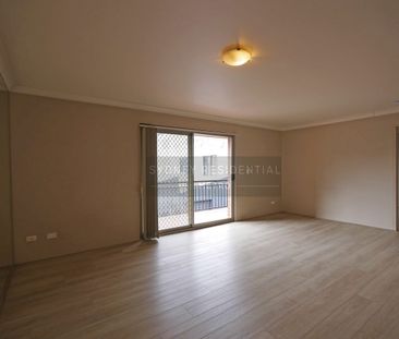 Modern Top Floor 1 Bedroom Apartment with Timber Floors - Photo 2