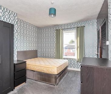215 Carnmoney Road, Newtownabbey, BT36 6JR - Photo 2
