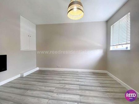 Water Lane, Purfleet On Thames, RM19 - Photo 2