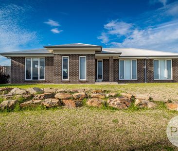 2/82 Barmedman Avenue, Gobbagombalin NSW 2650 - Photo 1