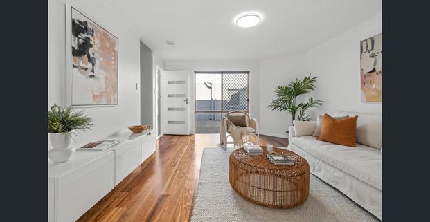 Immaculately presented in complex of only 3 - Photo 1