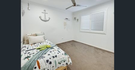 Bright, Spacious & Steps from the Water – Coastal Living at Its Best - Photo 4