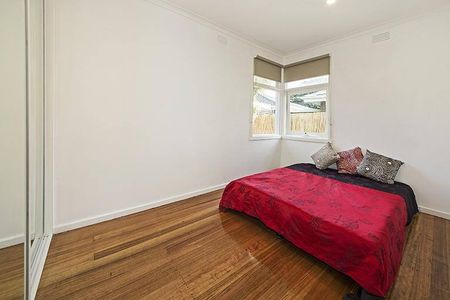 FANTASTIC LOCATION | SECONDS TO BEACH | LOW MAINTENANCE - Photo 3