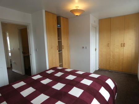 4 bedroom end of terrace house to rent - Photo 2