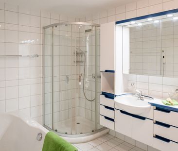 Generous duplex apartment with far-reaching views - Photo 3