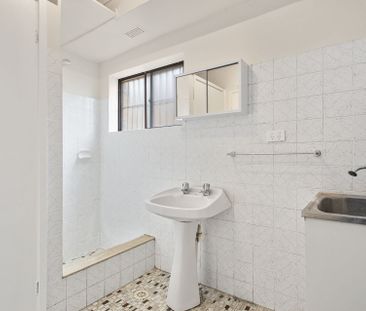 Renovated ground floor unit - Photo 5