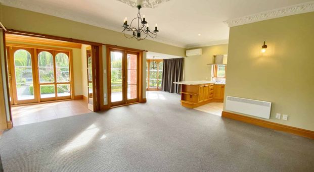 HAREWOOD – 5 BEDROOM, 3 BATHROOM, 3 LOUNGE, DOUBLE GARAGE. - Photo 1