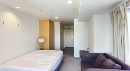 Spacious, sunny and sea view studio close to Shortland Street - Photo 4