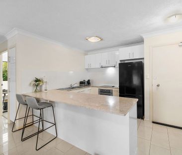 Spacious Two Bedroom Apartment with Private Courtyard – 9 Month Lea... - Photo 5